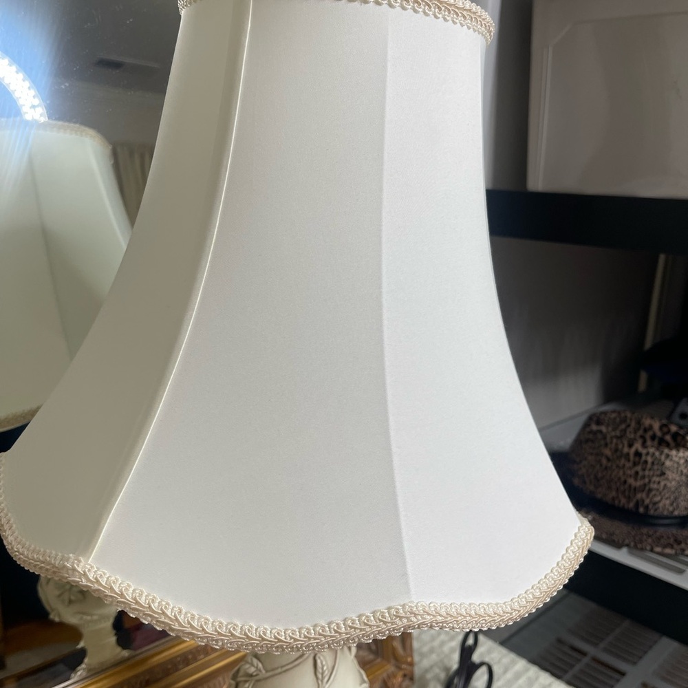 Elegant Cream Table Lamp - Picture 4 of 6